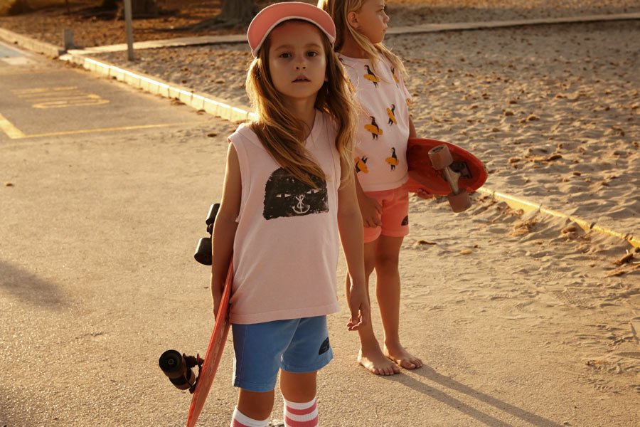 Nein, wir sind hier nicht in L.A., sondern auf Mallorca: Streetwear für Kinder mit coolen maritimen Prints