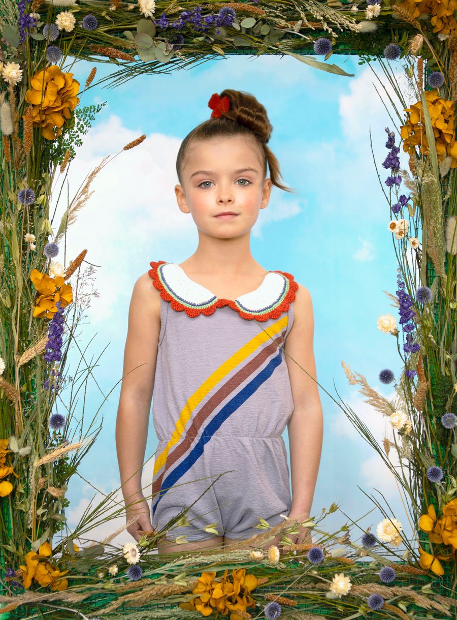 Springinsfeld Lana in einem Jumpsuit von BOBO CHOSES via Smallable, Kragen & Haarspange MISHA & PUFF