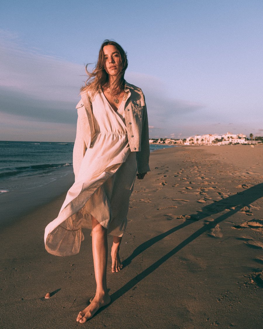 La Mer verlangt nach Leinen: Diese Saison debütiert THE NEW SOCIETY mit natürlichen Sommer-Looks für Frauen