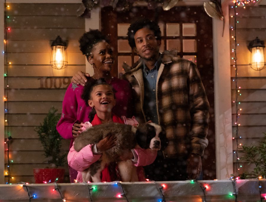 Überraschung auf Disney+: US-Rapper Ludacris gibt sein Weihnachtsfilm-Debüt als Sozialarbeiter Eddie © 2023 Disney