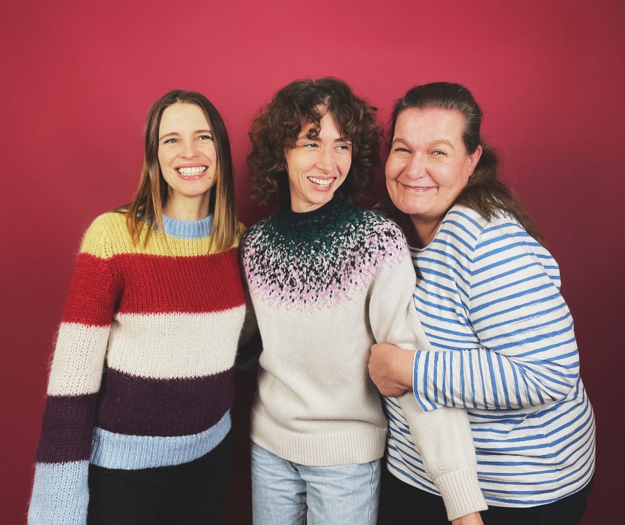 Drei Engel für adaptive Kleidung mit Designanspruch: die WOMBLY-Gründerinnen Lina Phyllis Falkner, Lena Förster und Jana Walther