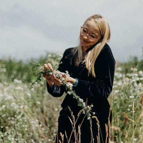Naturkind Linda Raituma beim Kränzeflechten fürs Shooting