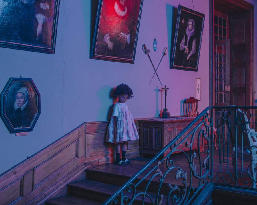 Wer spukt denn da? Caroline hat ihre Gruselparty zwischen Ahnengalerie und knarzenden Türen inszeniert, wie in einem Horrorfilm