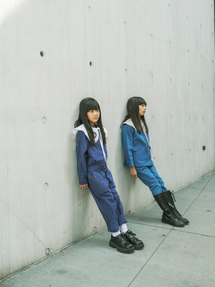 Koko und Faye in ihren Blaumännern. Dazu passt derbes Schuhwerk wie der chunky Oxford von RONDINELLA. Socken von COLLÉGIEN