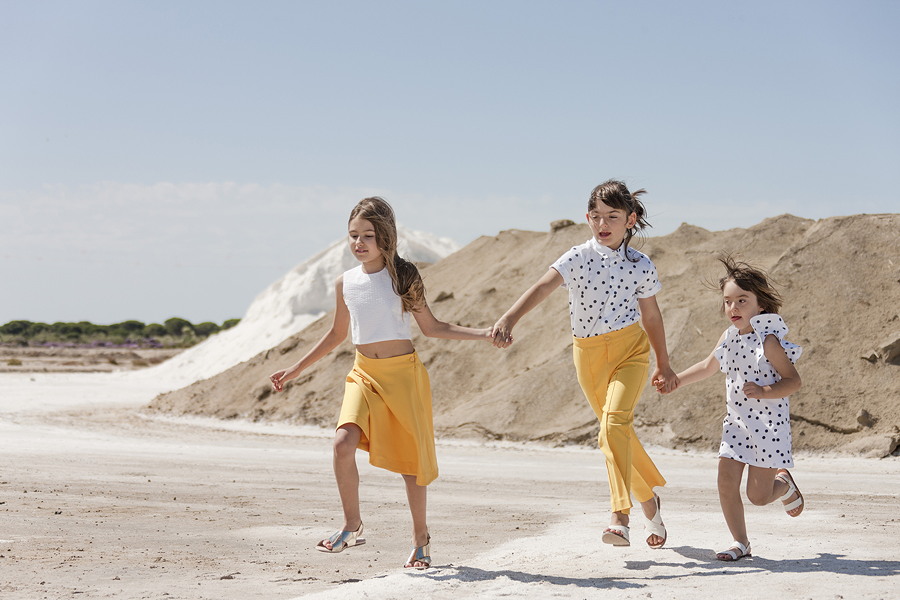 MOTORETA Salt Sun South – die "Baza Blouse" und der sonnengelbe "Carlota Skirt", das "Cordoba Shirt" kombiniert mit der "Alameda Pant" und das gepunktete "Manuela Dress"