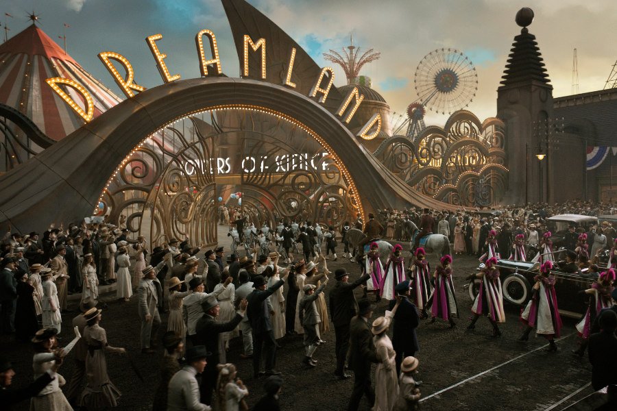Jenseits von Gut und Böse. Mit Dreamland hat Visionär Burton einen ziemlich skurrilen Freizeitpark geschaffen. Image © Disney