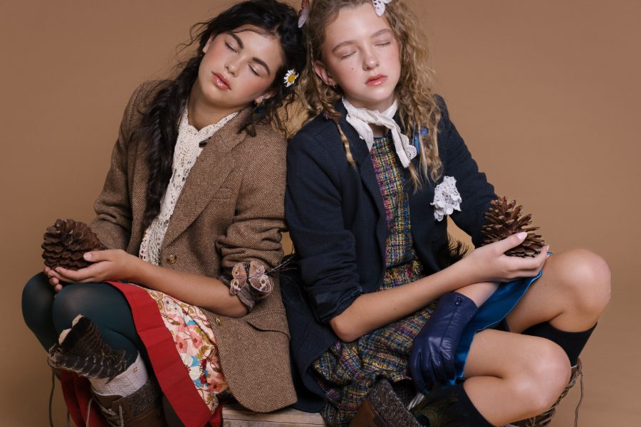 Tannenzapfen sind essentiell für den Goblincore-Vibe! Myah in einem Tweed Blazer von JOULES, Top & Rock von THE MIDDLE DAUGHTER, Vintage-Schal, Strumpfhose & Ohrringe STYLIST‘S OWN, Socken von ABEL & LULA. Sisi in einem Tweed Blazer von JOULES, Tweed Kleid von EIRENE, Vintage-Halstuch, Einstecktuch & Lederhandschuhe STYLIST‘S OWN. Beide Models tragen Schnürstiefel von NEXT