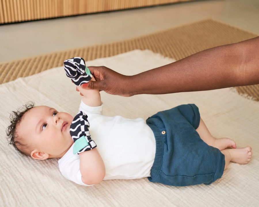 Babys sind von Schwarz-Weiß Mustern fasziniert: Die Fäustlinge aus dem Beobachter-Set fördern das Körperbewusstsein