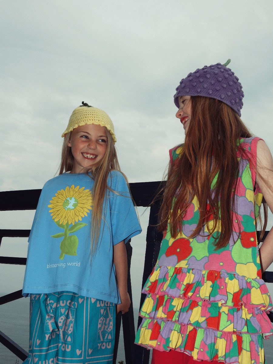 Jessica: T-Shirt und Hose von SAUCE MINI. Amelia: Vintage Blumenkleid von TINY TOKO, Leggings von TOBY TIGER. Vintage Häkelmützen von TINY TOKO