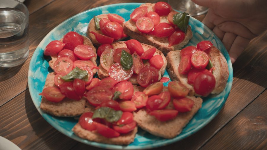Antipasti-Klassiker der Cucina Povera: Bruschetta mit Piennolo-Tomaten von den fruchtbaren Hängen des Vesuvs © National Geographic