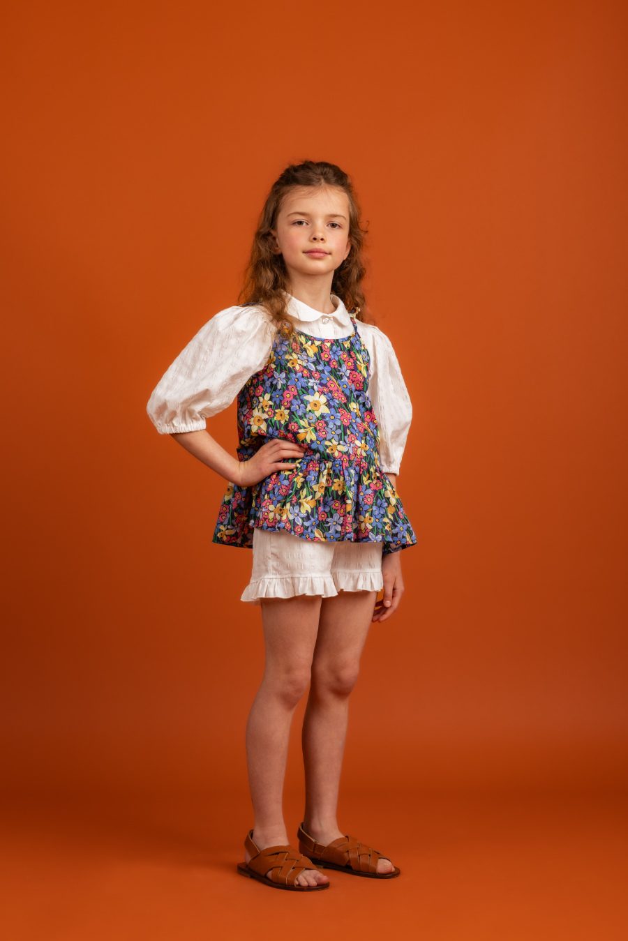 Woodstock meets Wiesn: Eine trachtig anmutende Puffärmel-Bluse in Blütenweiß bringt das Flower Power-Top zum Leuchten © Filips Smits