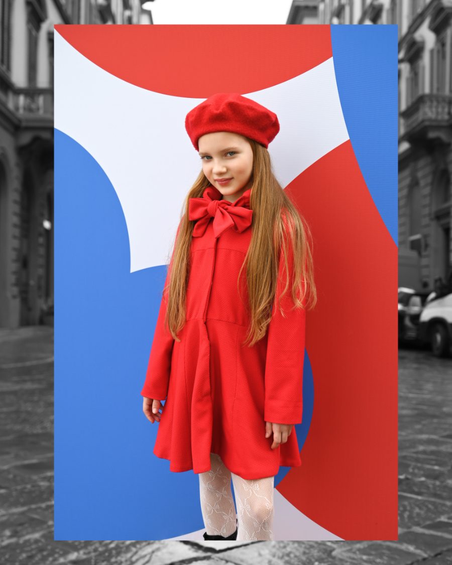 ÈKKI MILANO präsentierte ein leuchtend rotes Schluppenkleid für die Holiday Season 2025 auf der Pitti Bimbo 100 © Valentyna Pugachova