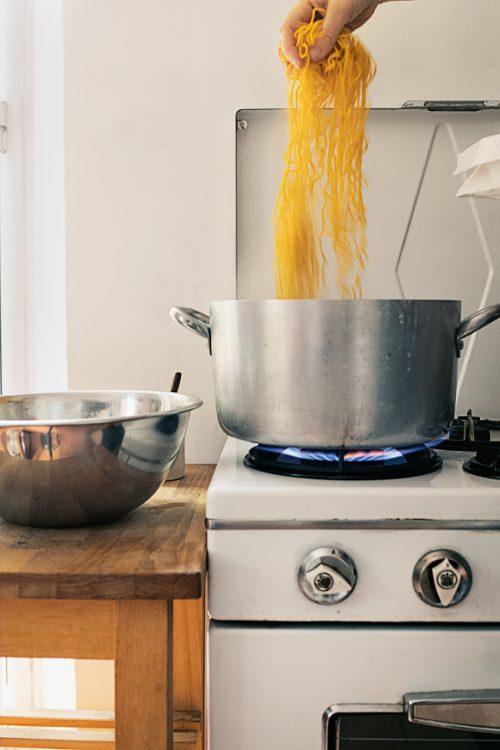 Schnelle Pasta-Rezepte: Die Tonnarelli warten ungeduldig auf ihr Pecorino-Bad. Photo © Jonathan Lovekin