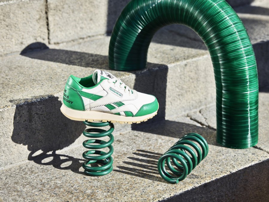 Kunst auf dem Asphalt ... THE ANIMALS OBSERVATORY inszeniert den REEBOK Classic Nylon als Stillleben
