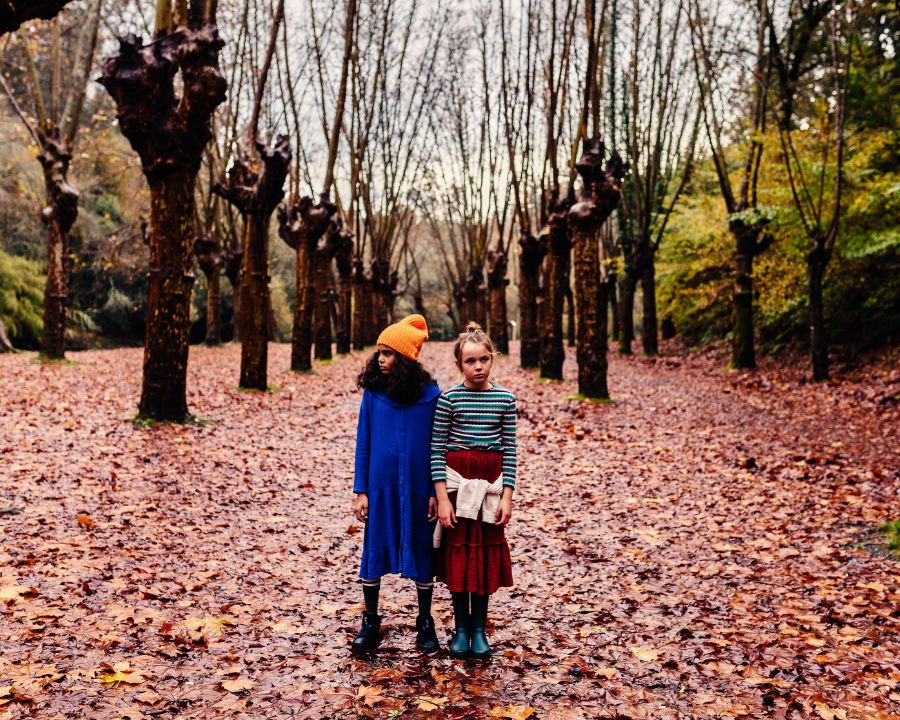 Laubsauger adieu! Wir spazieren lieber über einen bunten Blätterteppich in Gute Laune-Outfits für den Herbst von THE CAMPAMENTO