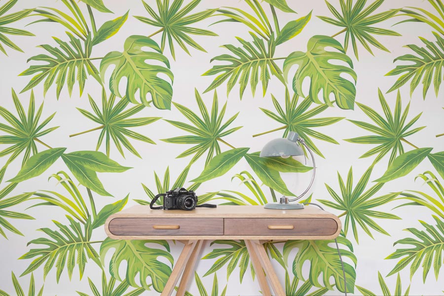 Bringt sattes Leben und den Dschungel Brasiliens ins Haus: die Tapete "Tropical Leaves" von Murals Wallpaper – © Murals Wallpaper