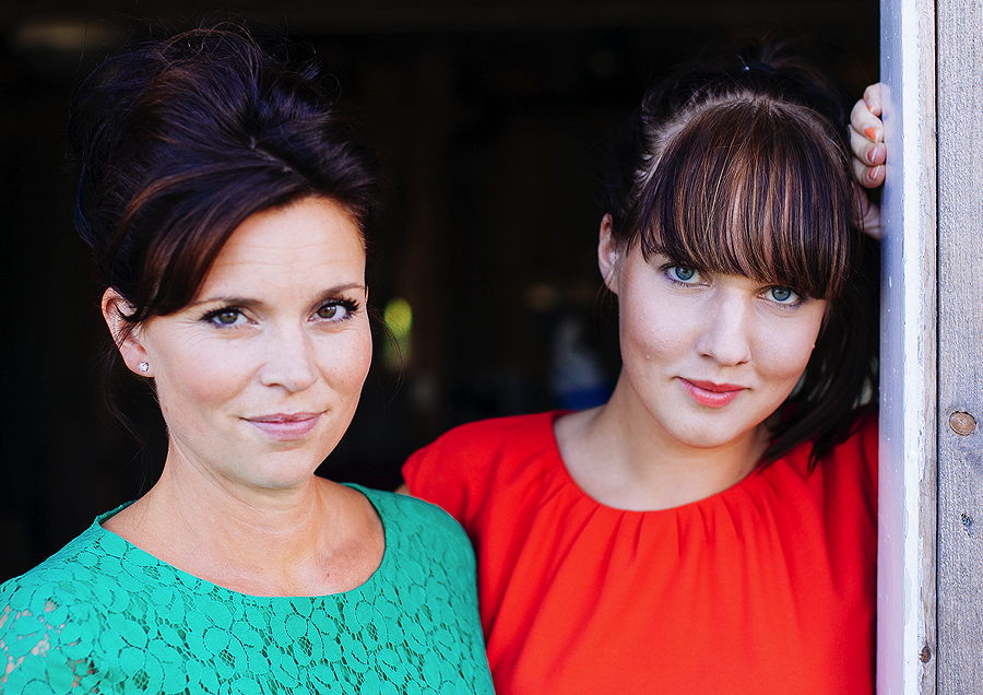 Wollen Kinder zu mehr Selbstständigkeit erziehen – Annakarin Nyberg und Clara Lidström, die Autorinnen von "Lass uns was backen". © Kleine Gestalten 2015