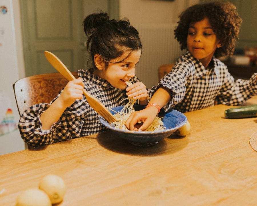 Perfekt gestylt für den Welt-Pasta-Tag: In den Gingham-Outfits von A MONDAY IN COPENHAGEN schmecken die Spaghetti noch besser! Photo © Cristina Pujol