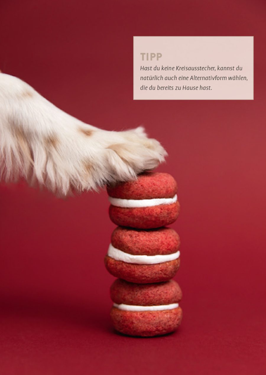 Pfötchen drauf: Die Makronen in Rote-Bete-Rot sind ein Hingucker – nicht nur zum Valentinstag. Foto © Alessandra Vicario/Verlag Eugen Ulmer