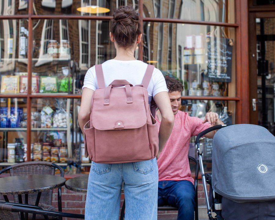 Robyn darf auch in den Regen: Der preisgekrönte Wickelrucksack ist wasserdicht, da aus veganem Leder