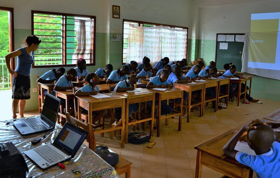 Golo Djigbé, French lesson taught by Danièle Talata in Benin using new technologies