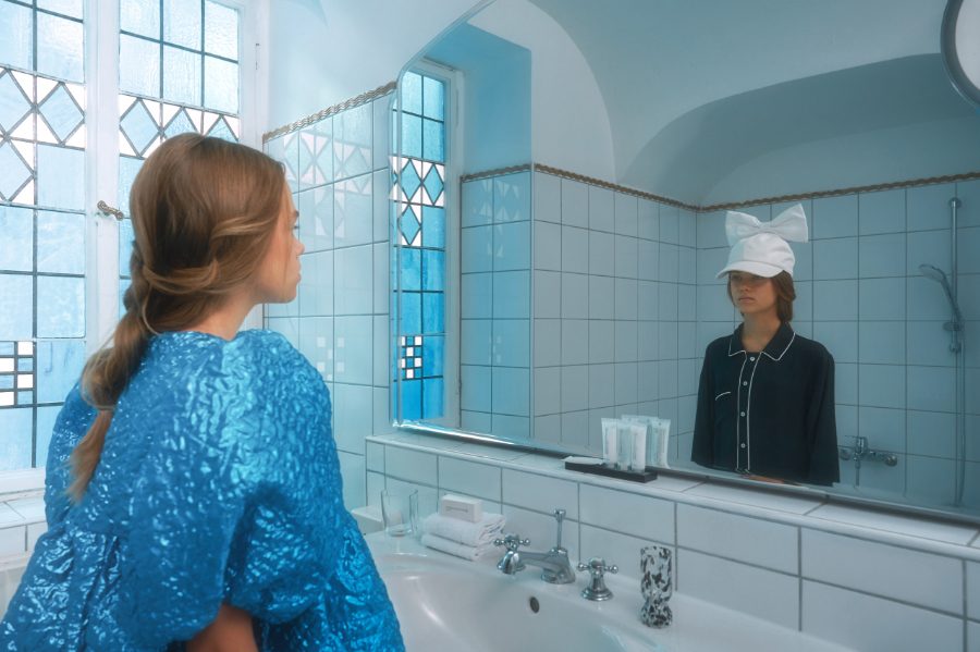 Smilla: Crinkle Metallic Dress von CAROLINE BOSMANS. Alma: Hemd im PJ Style von MOLO, Bow Cap von CAROLINE BOSMANS. Auf dem Waschbecken: Trinkglas mit Farbtupfern von BARON VENUS. Foto © Valentyna Pugachova