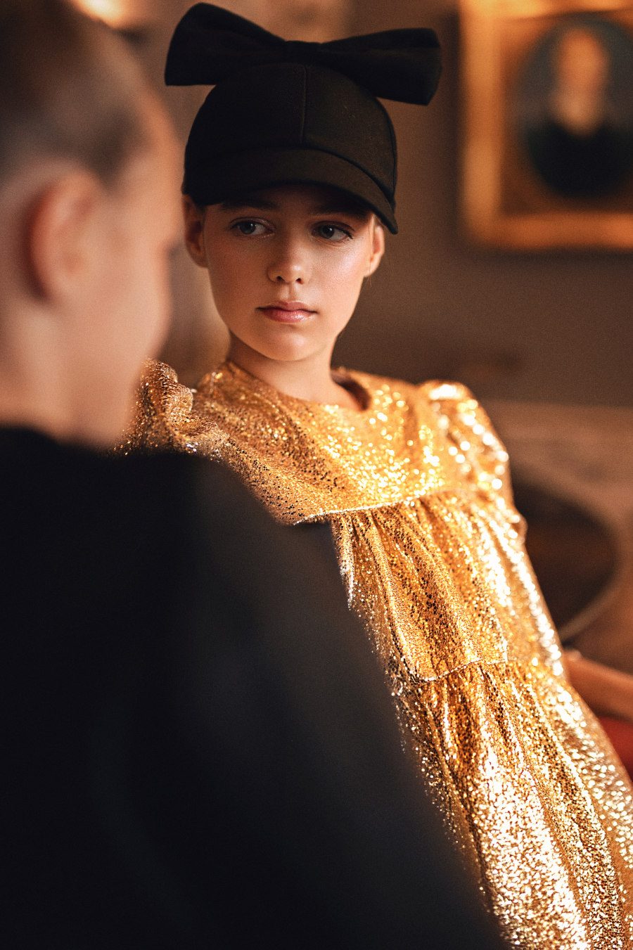 Smilla: schwarzes Kleid von CAROLINE BOSMANS. Alma: goldenes Kunstleder-Kleid und Bow Cap von CAROLINE BOSMANS. Foto © Valentyna Pugachova