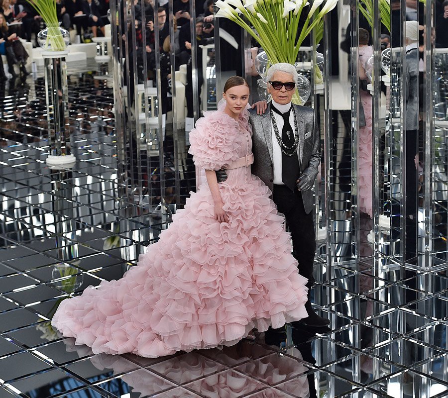 Chanel mit Chichi: Lily-Rose Depp in einer Haute Couture Robe von Meister Karl Lagerfeld © Prestel Verlag