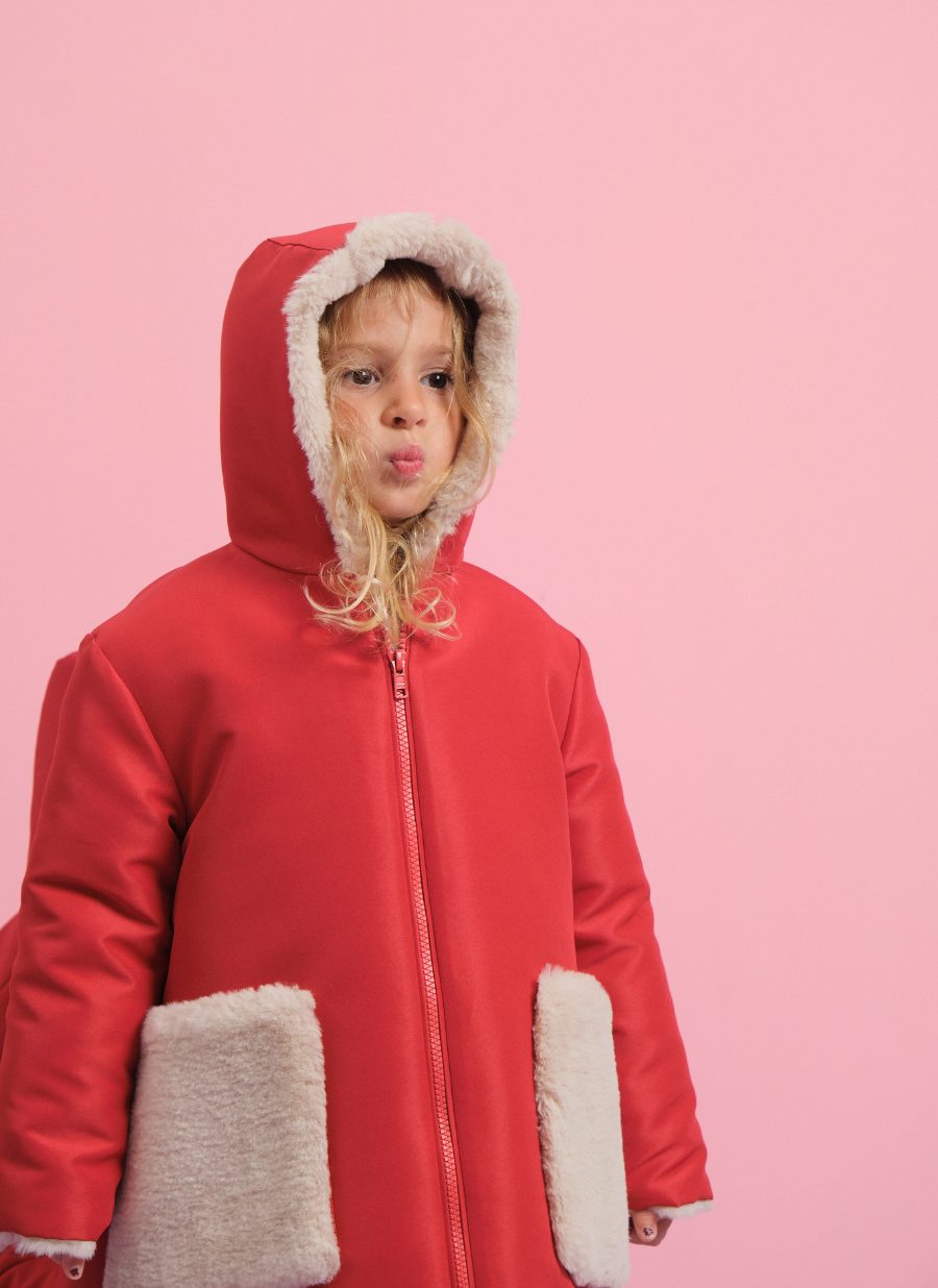 ESHVI KIDS verbindet Ästhetik und Komfort: Der fluffige Zip-Mantel ist eines der coolsten Beweisstücke für diesen Anspruch