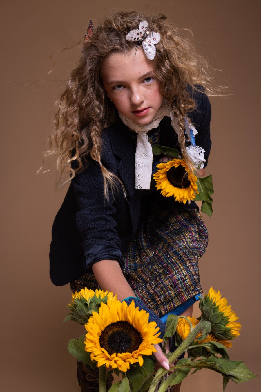 Stolz trotzt die Sonnenblume dem Herbst: Sisi in einem Tweed Blazer von JOULES, Tweed Kleid von EIRENE, Vintage-Halstuch, Einstecktuch & Wollhandschuhe STYLIST‘S OWN, Schnürstiefel von NEXT