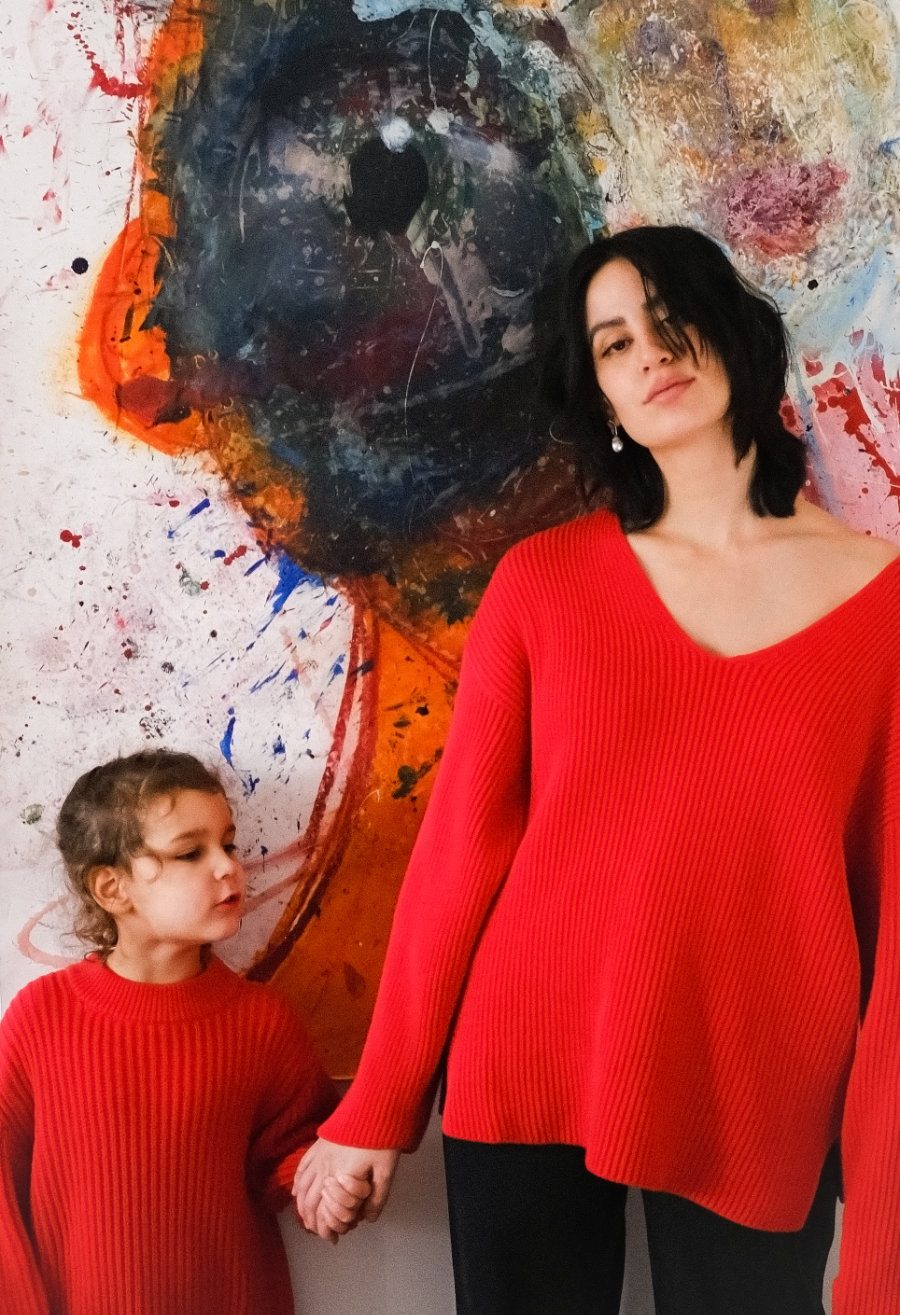 Aus demselben Garn gestrickt: Philia und Aurora lieben den granatapfelroten Sweater aus Bio-Baumwolle