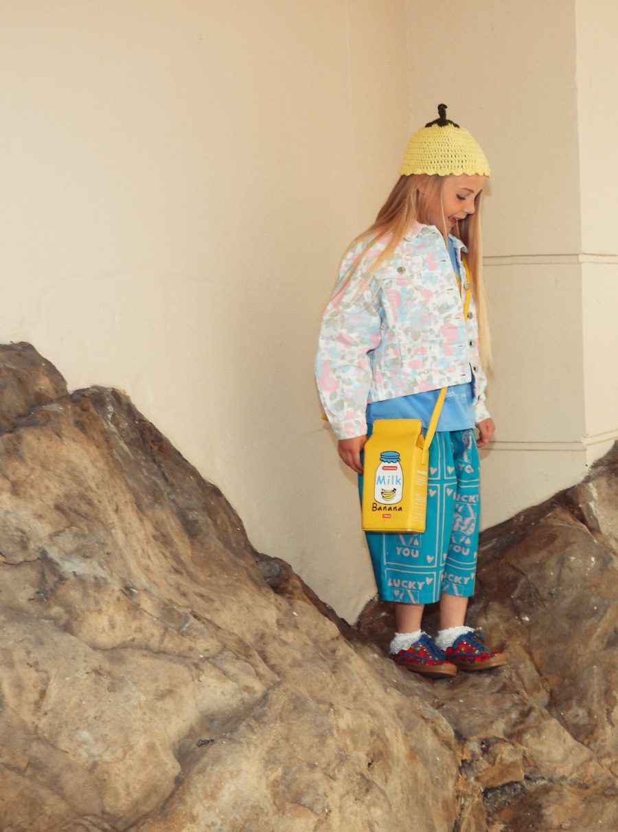 Jessica: T-Shirt und Hose von SAUCE MINI, Blumenjacke, Häkelmütze und Sneaker, alles Vintage, von TINY TOKO, Banana Milk Crossbody Bag VINTAGE, Spitzensöckchen MODEL’S OWN