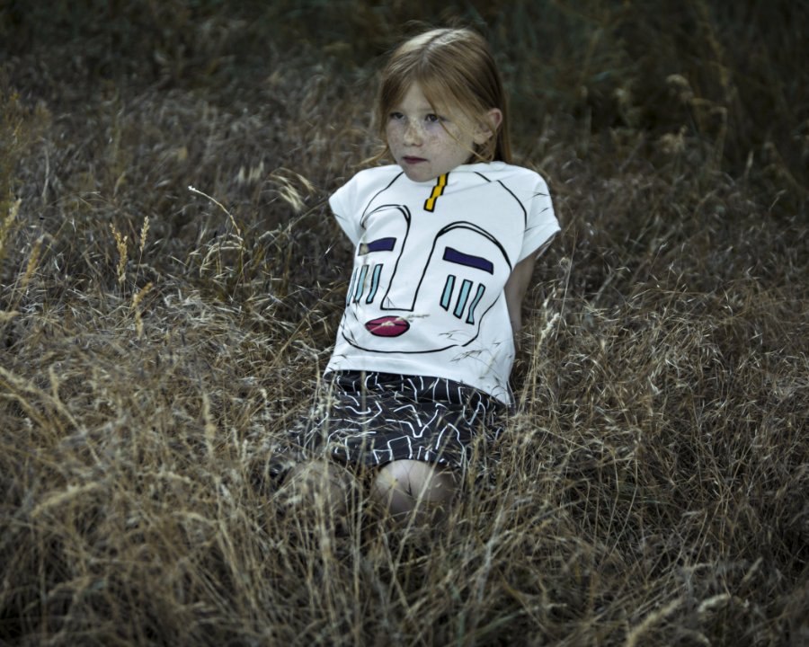 Leuchtet in der Abenddämmerung: Das Crop Top mit Tribal-Motiv ist das Key-Piece der Sommerkollektion