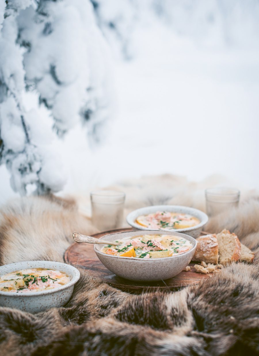 Wärmende Verpflegung für ausgehungerte Frostbeulen: die Lachssuppe mit Zitrone. Foto © Viola Minerva Virtamo/frechverlag