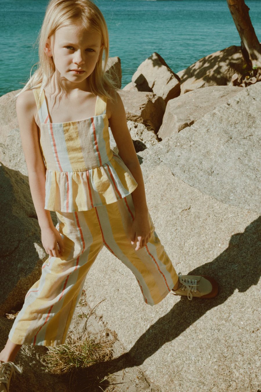 Staple für die Hundstage: Im Harper Jumpsuit aus softer Baumwolle fühlt sich jeder Tag wie Urlaub an der Riviera an © Ian Boddy