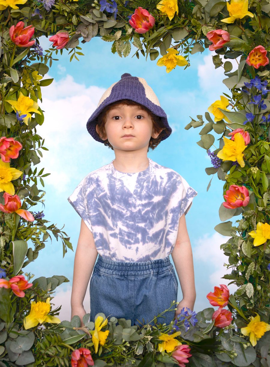 Monsieur Hulot lässt grüßen: Jason trägt einen Hut von MISHA & PUFF, Shirt WYNKEN, Shorts HUNDRED PIECES