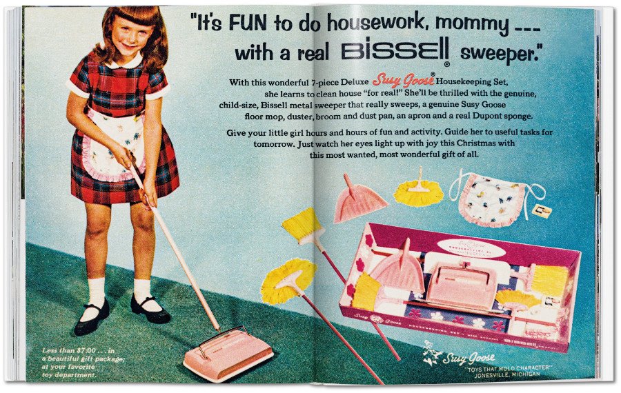 Früh übt sich! Spielsachen wie das "Susy Goose" Housekeeping Set von 1965 sollten ganz subtil den Lebensentwurf vorzeichnen © TASCHEN