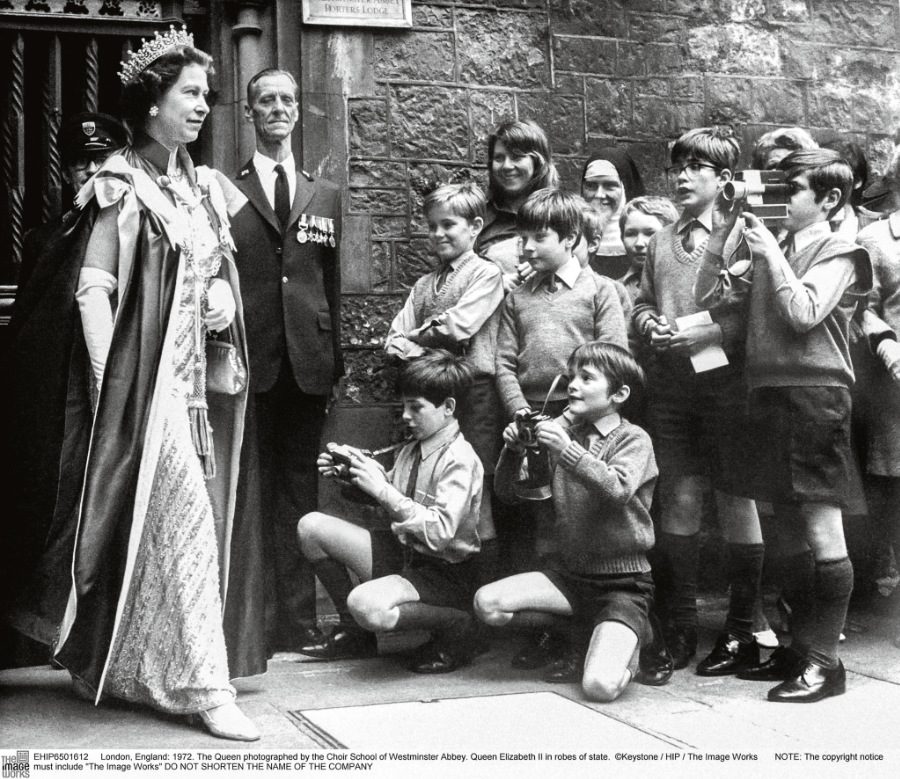 Nahbare Königin: Queen Elisabeth II. wird von Schuljungen der Westminster Abbey Choir School abgelichtet © Keystone/HIP/The Image Works/Courtesy TASCHEN