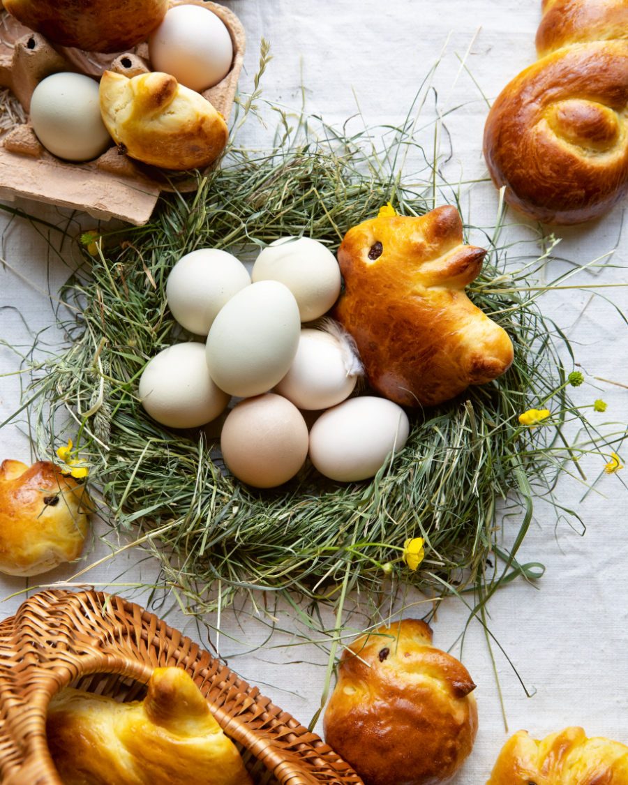 Eier und Wecken viel besser schmecken ... In diesem Fall die Brioche-Häschen aus dem Hazelnut House