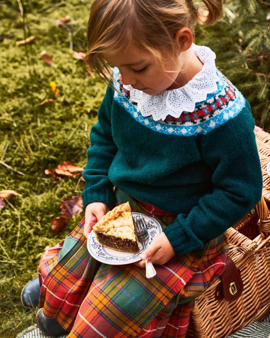 Picknicken wie die Queen: Eine herbstliche Pie mit Pilzen und Maronen darf da nicht fehlen. Foto © Melina Kutelas/Brandstätter Verlag