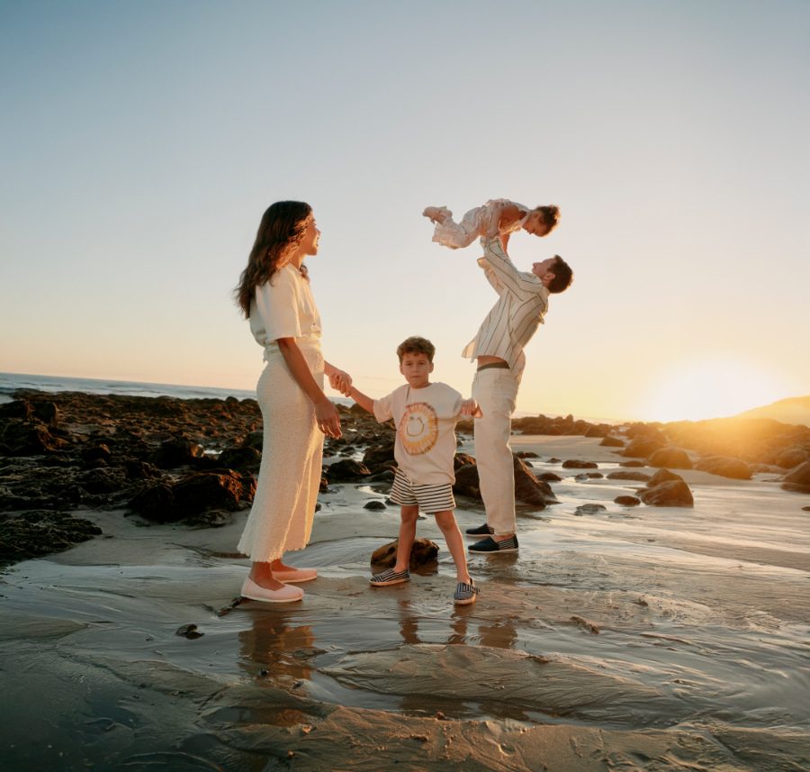 "The Joy We Share" – das Motto der Jubiläums-Kampagne, wunderbar authentisch umgesetzt von Hannah Bronfman und Family © TOMS