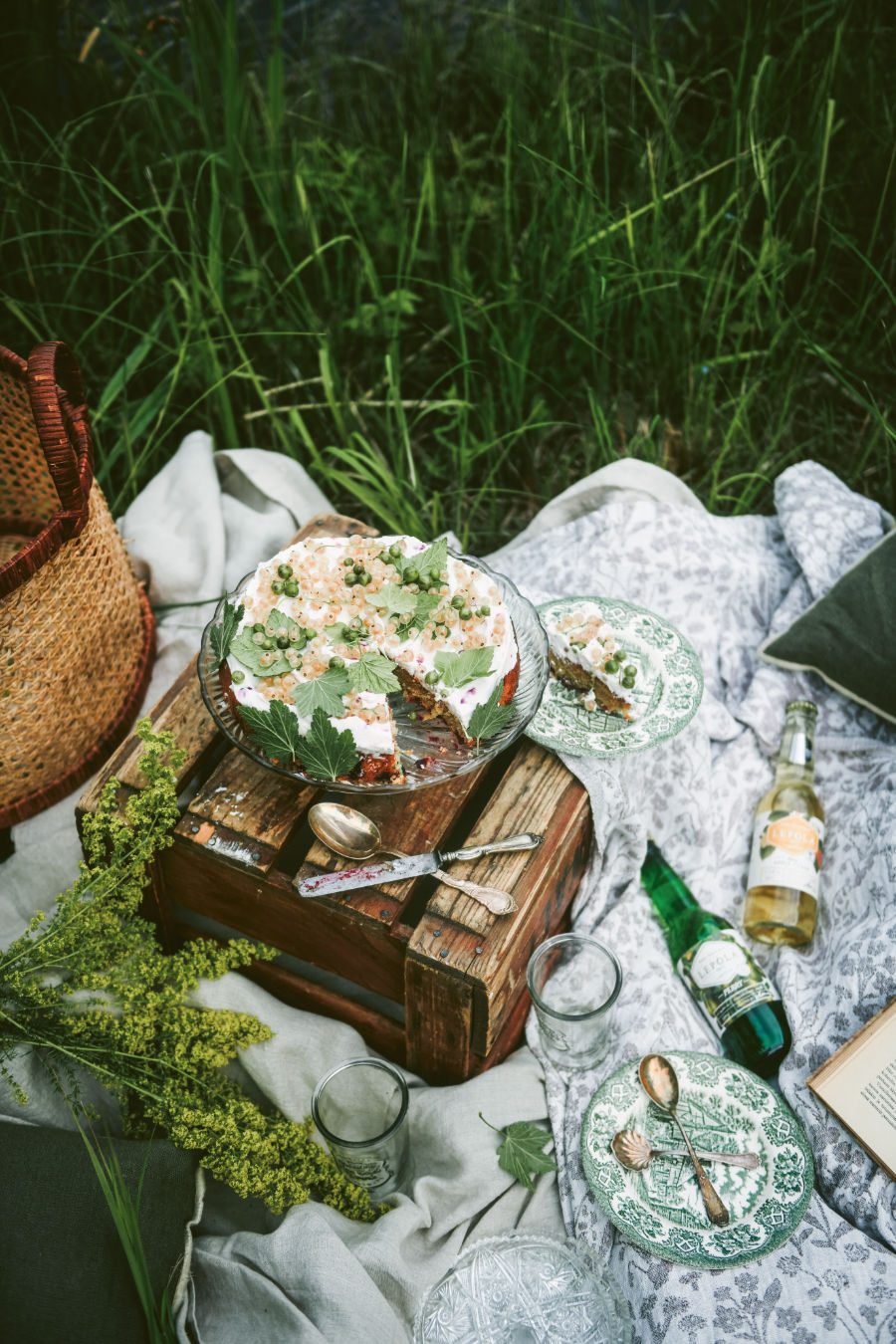 Highlight eines jeden Piknikki: die Johannisbeer-Mascarpone-Torte mit Mandelkrokant. Foto © Viola Minerva Virtamo/frechverlag