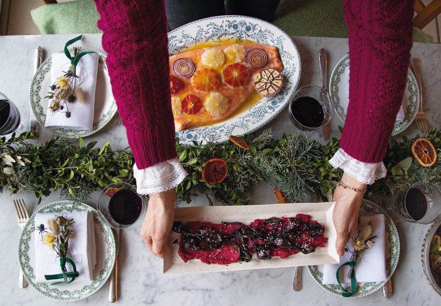 Natürliche Weihnachtsdeko für die Festtafel: Theresas Girlande vom Lande macht Lachsfilet und Wurzelgemüse Konkurrenz