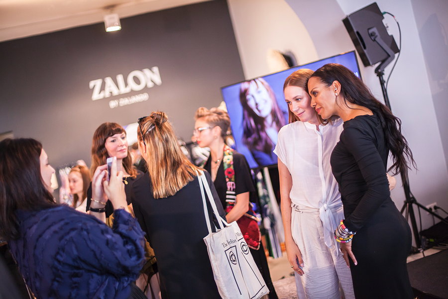Posen fürs Erinnerungsfoto – Stylistin Romina Mann und Stargast Barbara Becker nach dem Stil Talk im "Mode Zalon"