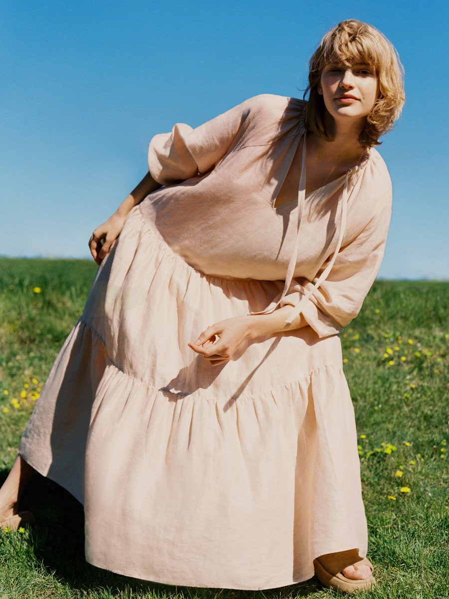 Inbegriff der neuen Cottagecore-Romantik: Das Maxikleid aus der ARKET Linen Collection