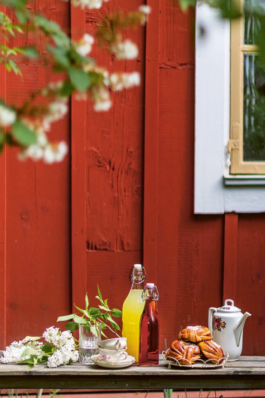 Fläderblomssaft, wie von Michels Mama, und Zimtknoten sind untrennbar mit dem schwedischen Sommer verbunden. Foto © Lina Eidenberg Adamo/Oetinger Verlag