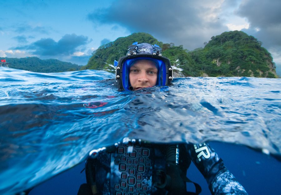 Kameramann Bertie Gregory taucht tief in das wilde Leben ein, wie hier vor Shark Island © National Geographic