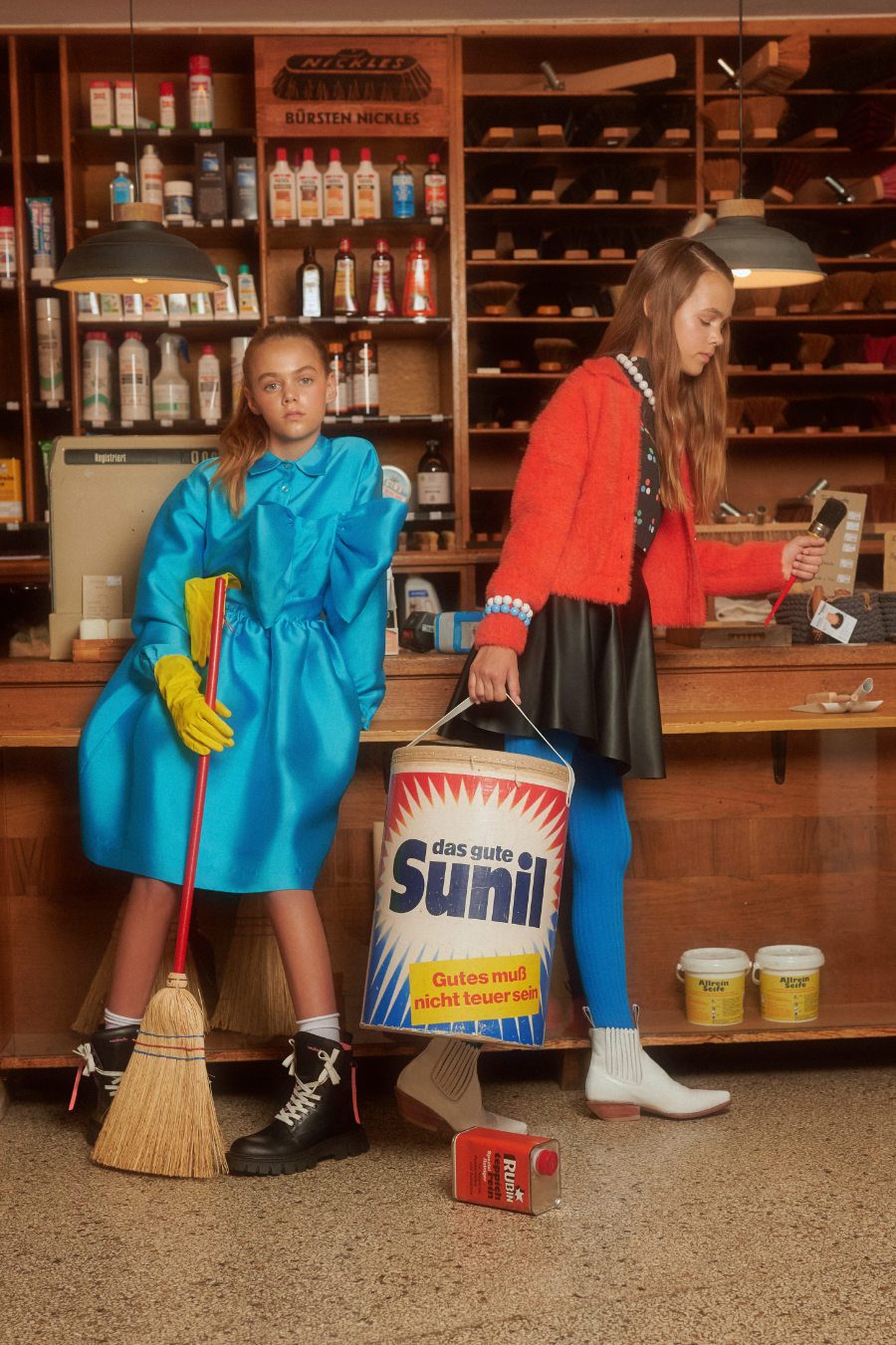 Smilla: Bluse und Rock von CAROLINE BOSMANS, Socken von FALKE, Boots von RONDINELLA. Alma: Cardigan von MOLO, Kunstleder-Rock von MARNI, Multi-Dot Shirt und Strumpfhose von REPOSE AMS, Boots von GABRIEL ET VALENTIN, Armbänder und Kette von MAMARADSCHA STUDIO. Foto © Valentyna Pugachova