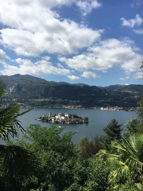 Traumhafter Blick: die Isola San Giulio gesehen vom Sacro Monte d'Orta
