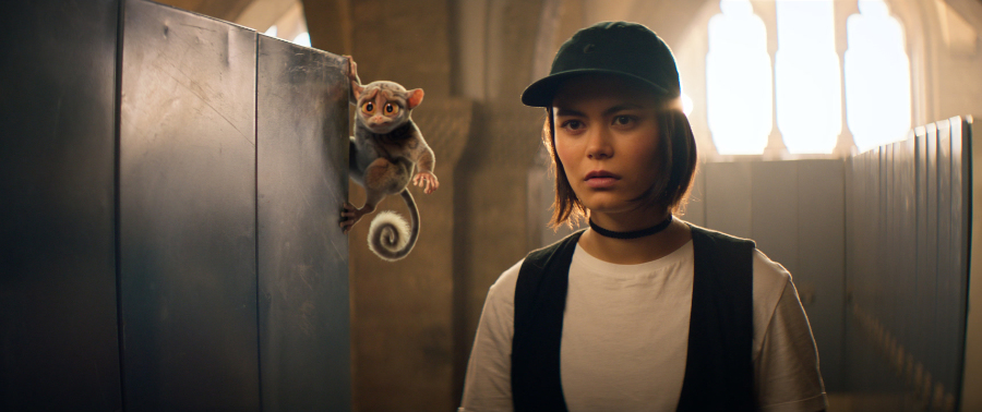 Zwischen den Klassenfronten: Miriam (Tomomi Themann) kann auf ihren Koboldmaki Fitzgeraldo zählen © 2024 Kordes & Kordes Film Süd / LEONINE Studios